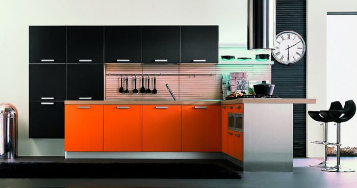 Linhas retas e cores fortes compõem essa cozinha moderna (Foto: Reprodução)